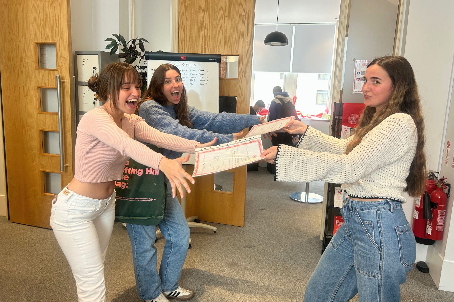 Grupo de estudiantes de viaje escolar en Liverpool