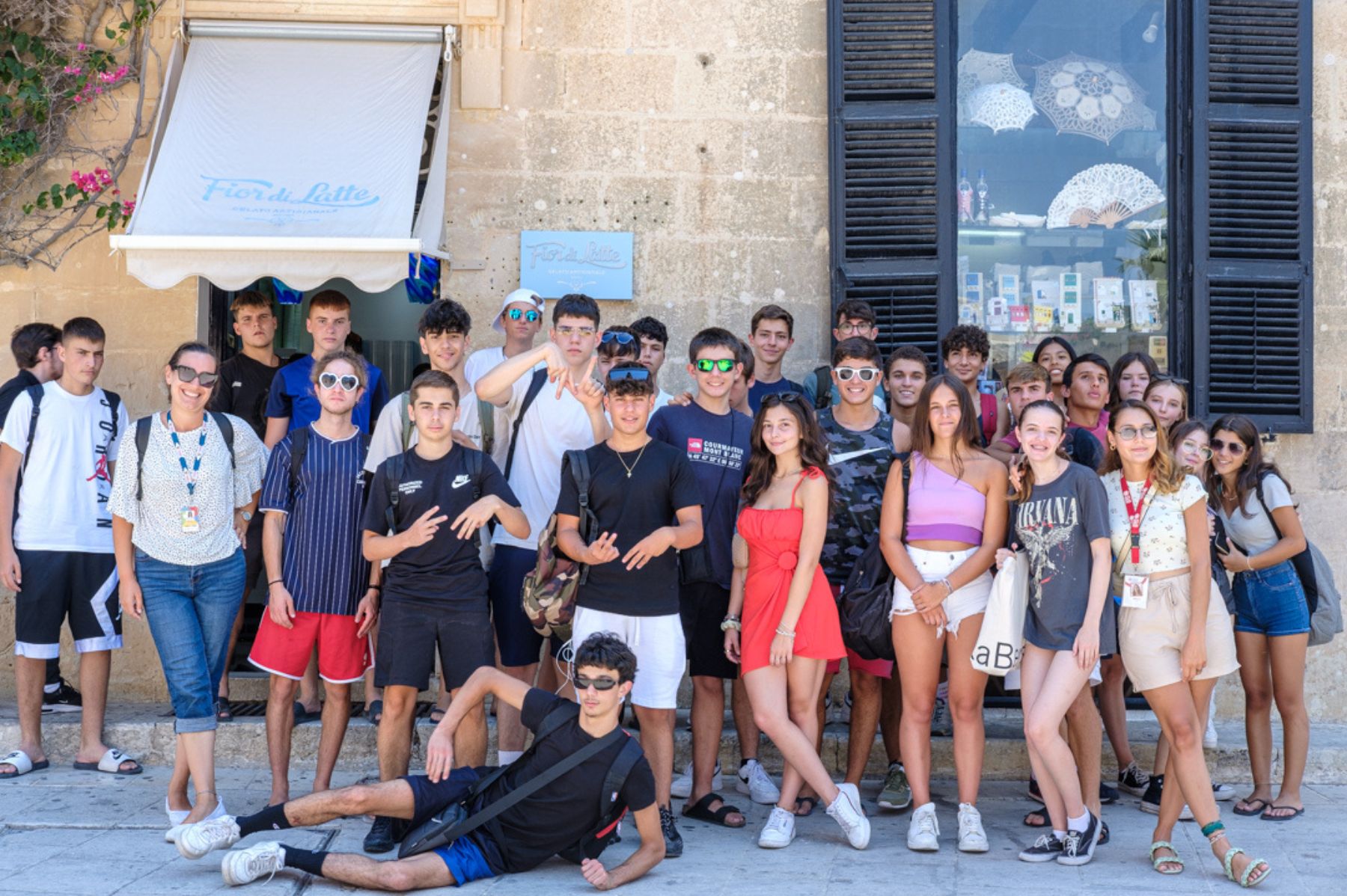 Grupo de estudiantes de viaje escolar en Malta
